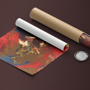 Pode incluir: Um p&ocirc;ster enrolado com arte abstrata que apresenta respingos de tinta vermelha, amarela, azul e marrom. O p&ocirc;ster est&aacute; enrolado em um tubo de papel&atilde;o com um tubo de papel branco em cima. Uma tampa prateada est&aacute; sobre a mesa.