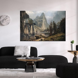 以下が含まれることがあります： 山岳風景の湖で水浴びをするスターウォーズAT-ATウォーカーを描いた、大きな額入りのキャンバスプリント。 このアートワークは、SFと古典的な絵画スタイルを組み合わせたもので、くすんだ色合いです。