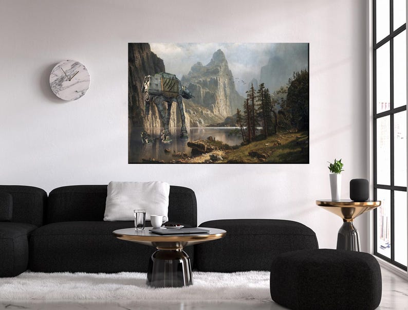 以下が含まれることがあります： 山岳風景の湖で水浴びをするスターウォーズAT-ATウォーカーを描いた、大きな額入りのキャンバスプリント。 このアートワークは、SFと古典的な絵画スタイルを組み合わせたもので、くすんだ色合いです。