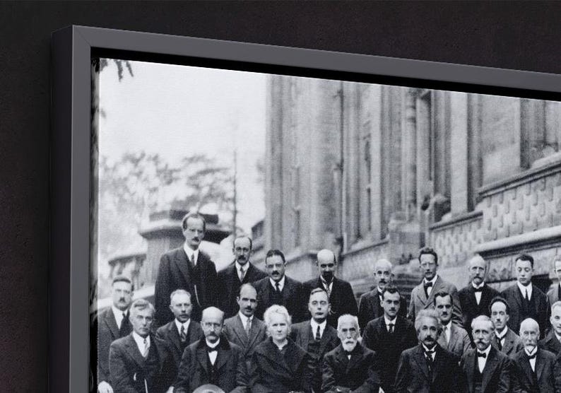 Puede incluir: Fotograf&iacute;a enmarcada en blanco y negro de un grupo de hombres y una mujer con trajes y vestimenta formal, posando frente a un gran edificio. La imagen es un retrato hist&oacute;rico.