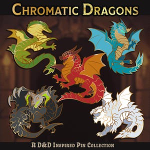 Puede incluir: Colección de cinco pines esmaltados con diseños de dragones coloridos. Los pines incluyen un dragón verde, rojo, azul, negro y blanco, cada uno con detalles intrincados y detalles dorados. El texto "Chromatic Dragons" y "A D&D Inspired Pin Collection" está presente.