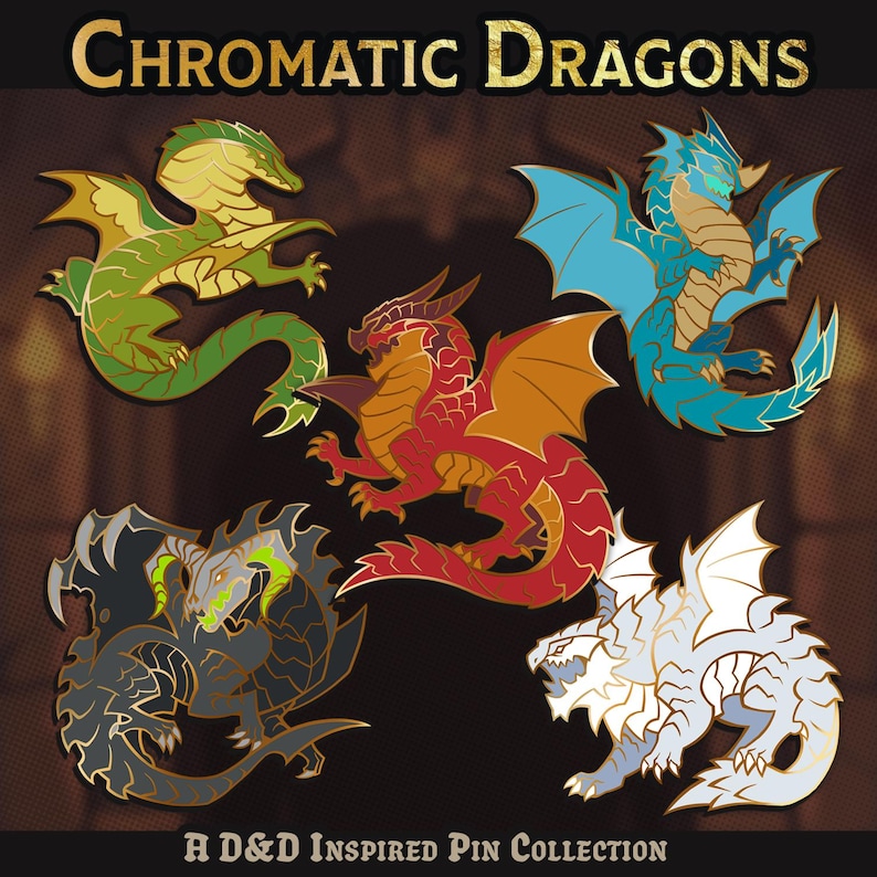 K&ouml;nnte beinhalten: Eine Sammlung von f&uuml;nf Emaille-Anstecknadeln mit farbenfrohen Drachendesigns. Die Anstecknadeln zeigen einen gr&uuml;nen, roten, blauen, schwarzen und wei&szlig;en Drachen, jeweils mit aufwendigen Details und goldenen Akzenten. Der Text "Chromatic Dragons" und "A D&D Inspired Pin Collection" ist zu sehen.