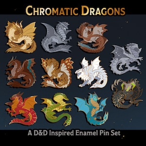 Puede incluir: Un conjunto de doce pines esmaltados con varios diseños de dragones coloridos. Los pines son dorados, grises, marrones, rojos, verdes y azules. Se muestra el texto "Chromatic Dragons" y "A D&D Inspired Enamel Pin Set".