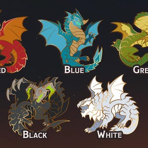 K&ouml;nnte beinhalten: Set mit f&uuml;nf Drachen-Emaille-Anstecknadeln in Rot, Blau, Gr&uuml;n, Schwarz und Wei&szlig;. Jede Anstecknadel zeigt ein detailliertes Drachendesign mit Fl&uuml;geln und den Farbnamen darunter. Der Hintergrund ist dunkel mit kleinen sternartigen Akzenten.