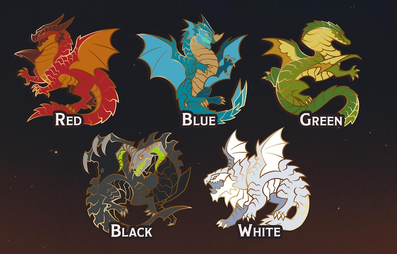 K&ouml;nnte beinhalten: Set mit f&uuml;nf Drachen-Emaille-Anstecknadeln in Rot, Blau, Gr&uuml;n, Schwarz und Wei&szlig;. Jede Anstecknadel zeigt ein detailliertes Drachendesign mit Fl&uuml;geln und den Farbnamen darunter. Der Hintergrund ist dunkel mit kleinen sternartigen Akzenten.