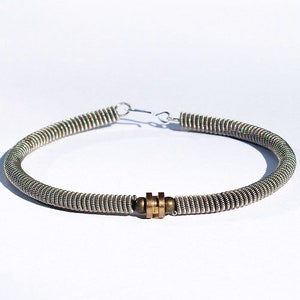 Pulseira de corda de guitarra - Pulseira de ponta de bola de baixo de prata e latão reciclada, joias de corda de guitarra, presente para guitarrista, professor de música, grunge