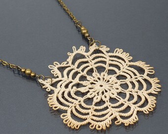 Bijoux de dentelle Vintage Lace Collier pendentif - récupéré sur chaîne en laiton vieilli, bijoux romantique, Tatted collier napperon en dentelle, bijoux bobo