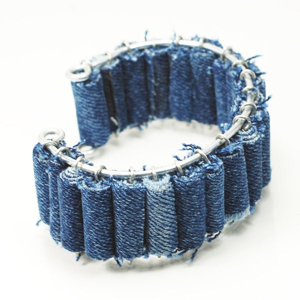 Bracelet de manchette en denim bleu - Bracelet en tissu upcycled, Bijoux textiles, Bijoux en denim, Bracelet en jeans recyclés, Bijoux contemporains