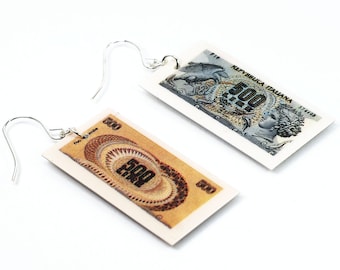 Peut inclure: Une paire de boucles d'oreilles avec un billet de banque italien vintage de 500 lires. Les boucles d'oreilles sont en argent et ont une fermeture à crochet. Les billets de banque sont imprimés avec le texte "REPUBBLICA ITALIANA" et "500 LIRE".
