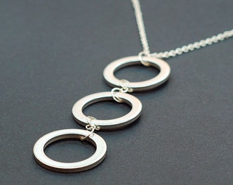 Collier cercle géométrique - pendentif trois cercles, collier rondelle en argent recyclé, bijoux contemporains, géométriques, bijoux modernes, matériel
