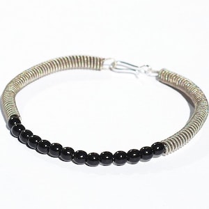 Pulseira de corda de guitarra - Joias de corda de guitarra com contas pretas e prateadas recicladas, joias musicais, presente para guitarrista, presente para músico, reciclado