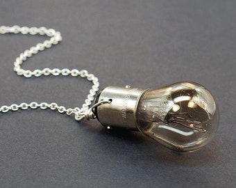 Collier ampoule- Industriel, Cyberpunk, Upcycled, Steampunk, Argent, Bijoux Contemporains, Post Apocalyptique, Grunge, Alternative, Geek