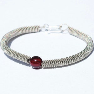 Pulseira de corda de guitarra - Joia de corda de guitarra reciclada com contas vermelhas granada, joia musical, presente para guitarrista, presente para guitarrista