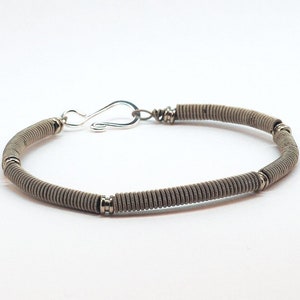 Pulseira de corda de guitarra - pulseira de prata reciclada com pontas esféricas, joias de corda de guitarra, música, presente para guitarrista, grunge, alternativa