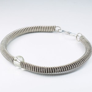 Pulseira de corda de guitarra - prata com conta de vidro transparente, joias de cordas de guitarra, joias musicais, recicladas, presente para guitarrista, guitarrista