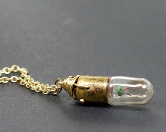 Steampunk Ketting- Messing Upcycled Gloeilamp ketting, Steampunk sieraden, gloeilamp ketting, gloeilamp hanger door Tanith Rohe