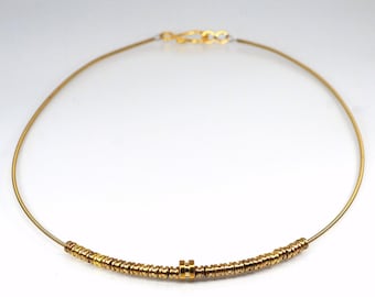 Gargantilla de cuerda de guitarra de bronce - Collar minimalista con extremo de bola de latón, cuerda de guitarra reciclada, joyería musical, regalo para guitarristas acústicos