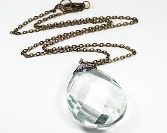 Collar de cristal: joyería vintage reciclada con prismas, cadena de latón envejecido, colgante de cristal de araña, collar en forma de lágrima, collar bohemio.