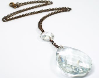 Collar de cristal con forma de araña - Estilo bohemio, romántico, reciclado, joyería vintage con prismas, cadena de latón envejecido, colgante de cristal, forma de lágrima, brillante.