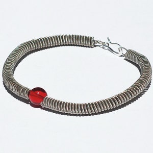 Pulsera de cuerdas de guitarra de plata con cuentas de color rojo rubí. Joyas de cuerdas de guitarra recicladas. Joyas musicales. Regalo para guitarristas.