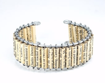 Pulsera tipo brazalete gruesa con cuentas de papel reciclado, inspirada en la novela "Historia de dos ciudades". Regalo ideal para profesores de literatura inglesa, para amantes de los libros y de Charles Dickens.