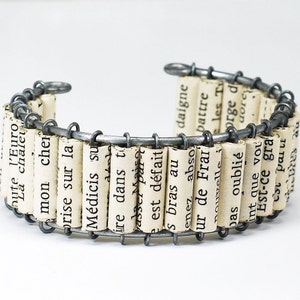 Braccialetto di perline di carta francese - Braccialetto largo, Gioiello contemporaneo, Amante dei libri, Regalo di viaggio, Regalo per insegnanti di lingue, Libresco, Riciclato