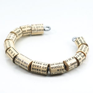 Shakespeare joyería- Upcycled Shakespeare papel cordón puño pulsera, joyería de cuentas de papel, regalo amante del libro, joyería de papel, regalo literario