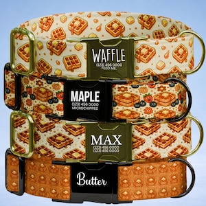 Op de afbeelding: Vier gestapelde halsbanden voor huisdieren met wafel- en pannenkoekpatronen en aangepaste gegraveerde gespen. De bovenste gesp leest WAFFLE, de tweede MAPLE, de derde MAX en de onderste gesp leest Butter, inclusief telefoonnummers.