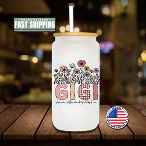 Personalisierte Gigi Glasdose Becher 16 Unzen Blumennamen Tasse mit Bambusdeckel & Strohhalm personalisiertes Oma Geschenk Muttertagstasse Geschenk für Gigi