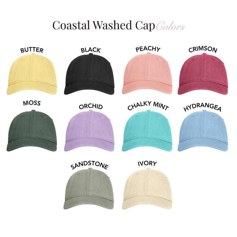 Op de afbeelding: Een collectie van tien baseballpetten met het label Coastal Washed Cap Colors, met individuele petten in de kleuren boter, zwart, perzik, karmozijnrood, mos, orchidee, krijtmunt, hortensia, zandsteen en ivoor, elk met een gebogen klep.