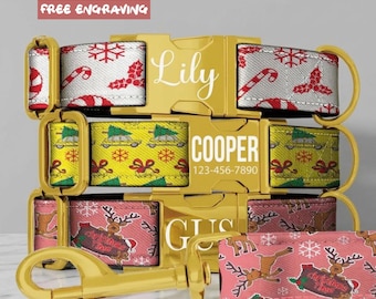 Puede incluir: Tres collares para mascotas con hebillas doradas. El collar superior es blanco con copos de nieve rojos y bastones de caramelo, grabado con Lily. El medio es amarillo con coches llevando árboles, grabado con COOPER 123-456-7890. El inferior es rosa con renos.