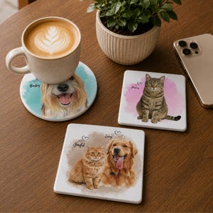 Puede incluir: Un conjunto de posavasos de cerámica con retratos de mascotas. Un posavasos redondo con un retrato de perro y el nombre "Bailey". Dos posavasos cuadrados con retratos de gatos y perros, llamados "Percy", "Garfil" y "Lucy".