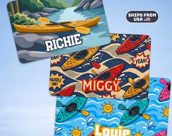 Tappetino per alimenti per animali domestici Spiffy Dog Kayak, personalizzabile con nome, per cani e gatti, antiscivolo e impermeabile, con design a tema avventura in kayak, 30x45 cm.