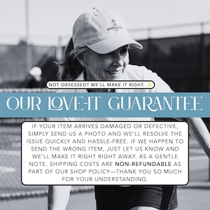 Op de afbeelding: Een zwart-wit afbeelding met een honkbalpet met de tekst pickleball en een garantiebeleid. De tekst luidt: NOT OBSESSED? WE'LL MAKE IT RIGHT. OUR LOVE-IT GUARANTEE. IF YOUR ITEM ARRIVES DAMAGED OR DEFECTIVE, SIMPLY SEND US A PHOTO.