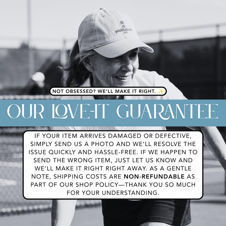 Op de afbeelding: Een zwart-wit afbeelding met een honkbalpet met de tekst pickleball en een garantiebeleid. De tekst luidt: NOT OBSESSED? WE'LL MAKE IT RIGHT. OUR LOVE-IT GUARANTEE. IF YOUR ITEM ARRIVES DAMAGED OR DEFECTIVE, SIMPLY SEND US A PHOTO.