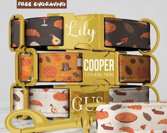 Könnte beinhalten: Drei Haustierhalsbänder mit goldfarbenen Metallschnallen und Beschlägen. Das obere Halsband ist schwarz mit Kürbismuster und dem Namen Lily. Das mittlere ist orange mit Herbstmuster und dem Namen COOPER mit 123-456-7890. Das untere ist weiß mit Kürbismuster und dem Namen GUS.