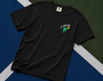 Pickleball T-shirt met borduursels en Comfort Colors 1717-print, minimalistisch pickleball T-shirt met paddle-print, geverfd met een speciale techniek. Een perfect cadeau voor dames en heren die pickleball spelen.