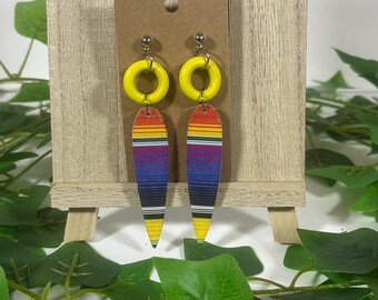 Handgemachte bunte Ohrringe | Gestreifte Hängeohrringe mit gelben Creolen | Leichter Festival Schmuck