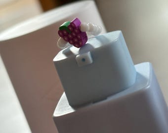 Diseño de uva, Anillo blanco, Joyería elegante, Motivo de vid, Inspirado en la naturaleza, Minimalista, Tema de frutas, Accesorio único