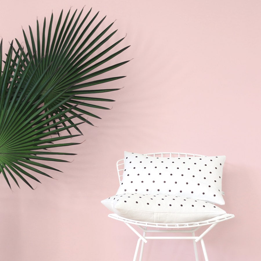 Cuivre Studded Pillow Cover en Lin de Crème 12x20 Modèle Point Polka Par Jillianrenedecor . Oreiller