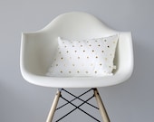 Couverture d'oreiller clouté dans le linge de crème Modèle de point de Polka par JillianReneDecor . Oreiller géométrique Décoration de la maison Gold Brass Studs - France congé