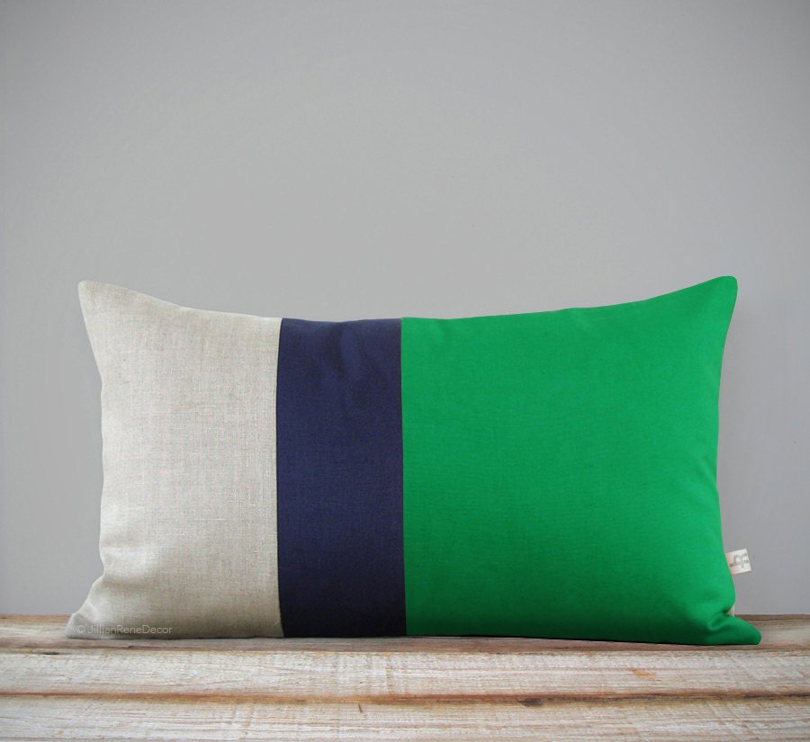 Housse d'oreiller Lombaire Colorblock 12x20 en Lin Kelly Green, Navy et Natural Par Jillianrenedecor