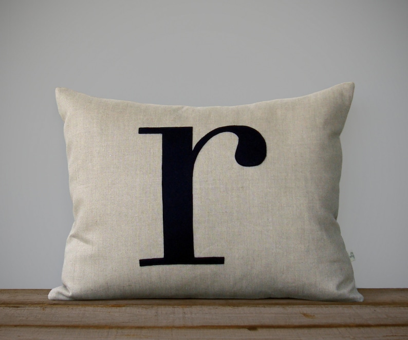 Coussin monogramme personnalisé 14 x 18 Personnalisés de décoration par JillianReneDecor Oreiller de typographie La lettre minuscule Premier cadeau 38:18 image 1