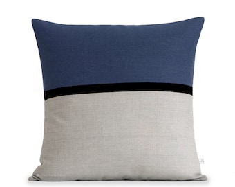 Housse d’oreiller 20x20 Navy Blue Horizon Line avec rayures en lin noir et naturel par JillianReneDecor, Décoration intérieure moderne, Colorblock rayé