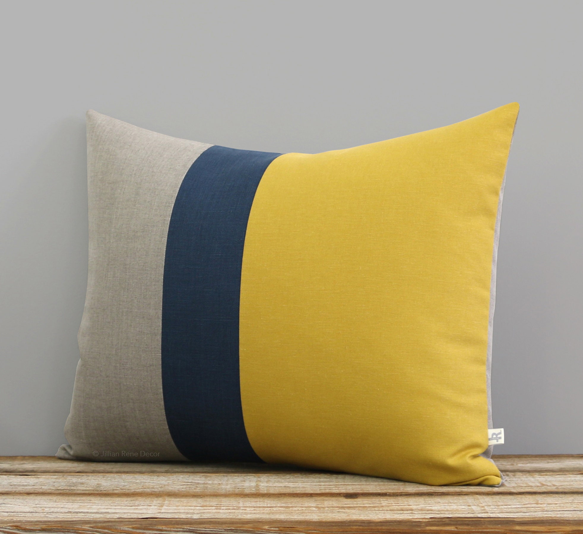 Housse d'oreiller Colorblock en Jaune Moutarde, Marine et Lin Naturel | 16x20 Par Jillianrenedecor F