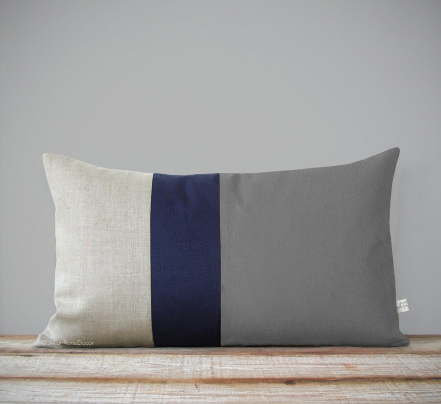 Colorblock Pillow Cover in Grey, Navy & Natural Linen | 12x20 Par Jillianrenedecor - Modern Home Dec