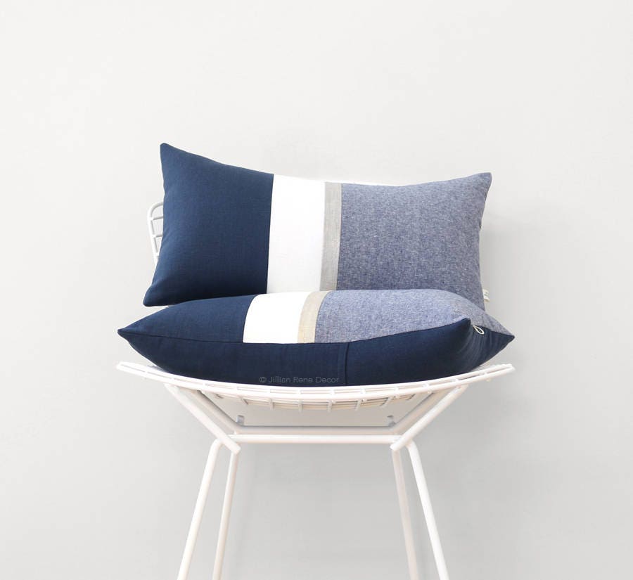 Housse d'oreiller à Rayures Argenté Métallisé en Marine et Crème - Décoration Intérieure Moderne Par