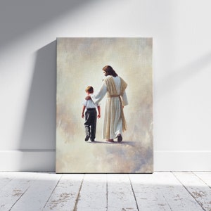 Könnte beinhalten: Ein Gemälde, das Jesus Christus zeigt, der mit einem jungen Jungen geht. Jesus trägt eine weiße Robe und der Junge trägt ein weißes Hemd und eine dunkle Hose. Der Hintergrund ist ein bewölkter Himmel.