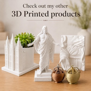 Pode incluir: Uma cole&ccedil;&atilde;o de produtos impressos em 3D, incluindo uma est&aacute;tua branca de uma figura religiosa, um modelo arquitet&ocirc;nico branco e dois chaveiros decorativos. O texto "Check out my other 3D Printed products" &eacute; exibido no topo.