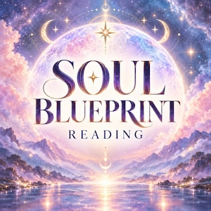 Puede incluir: Un gr&aacute;fico digital con el texto SOUL BLUEPRINT READING en letras de color morado oscuro. El fondo muestra un gran planeta brillante, lunas crecientes, estrellas y un paisaje monta&ntilde;oso reflejado en agua tranquila.
